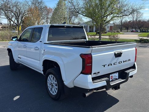 Used 2024 Toyota Tacoma SR5 AWD/4WD image 12