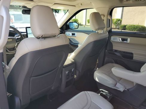 Used 2020 Ford Explorer Platinum w/ Premium Technology Package image 22