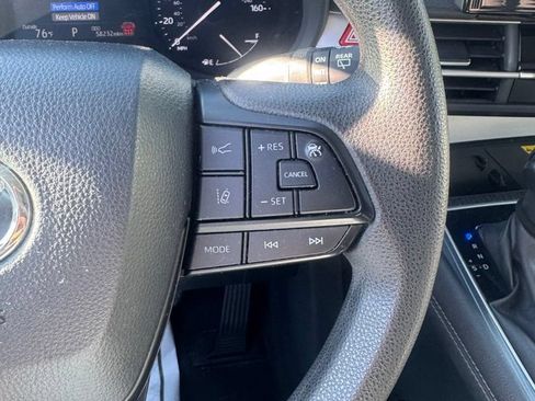 Used 2025 Toyota Sienna LE FWD image 33