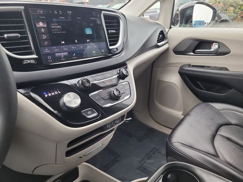 Used 2024 Chrysler Pacifica Touring-L image 18