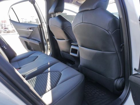 Used 2020 Toyota Camry SE image 11