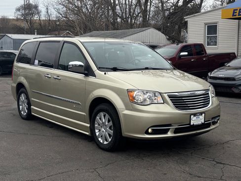 Used 2012 Chrysler Town & Country Touring-L w/ Trailer Tow Group image 2