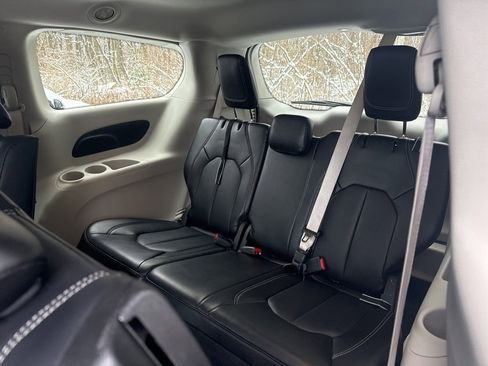 Used 2024 Chrysler Pacifica Select image 36
