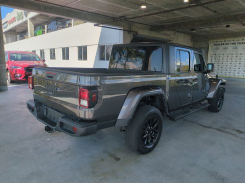 Used 2022 Jeep Gladiator Sport image 5