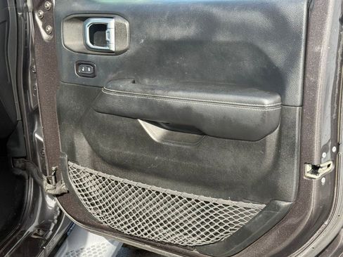 Used 2018 Jeep Wrangler Unlimited Sahara image 33