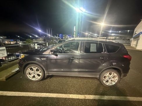 Used 2019 Ford Escape Titanium image 9