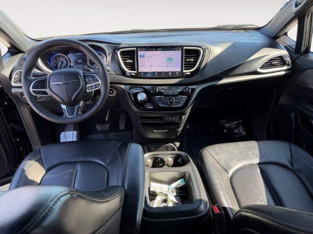 Used 2025 Chrysler Pacifica Select FWD image 10