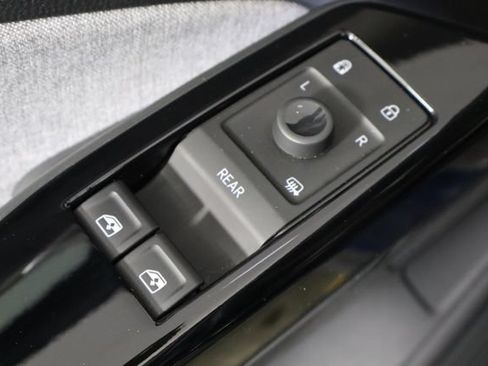 Used 2023 Volkswagen ID.4 Pro AWD/4WD image 19