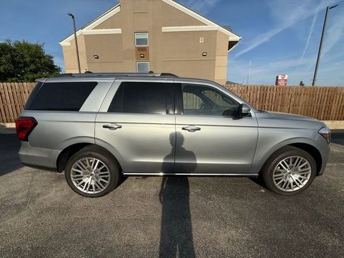 Used 2024 Ford Expedition Limited image 4