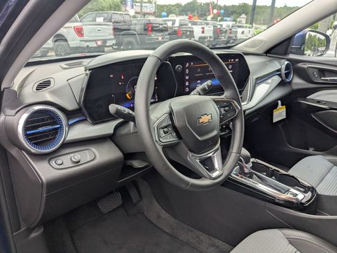 Used 2024 Chevrolet Trax LT w/ Sunroof Package FWD image 13