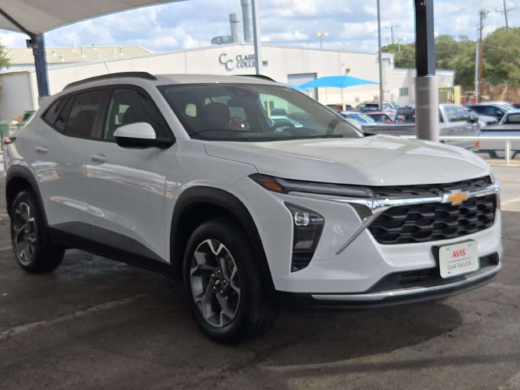 Used 2026 Chevrolet Trax LT FWD image 3