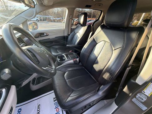 Used 2017 Chrysler Pacifica Touring-L image 19