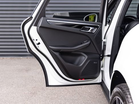 Certified 2025 Porsche Macan AWD/4WD image 25