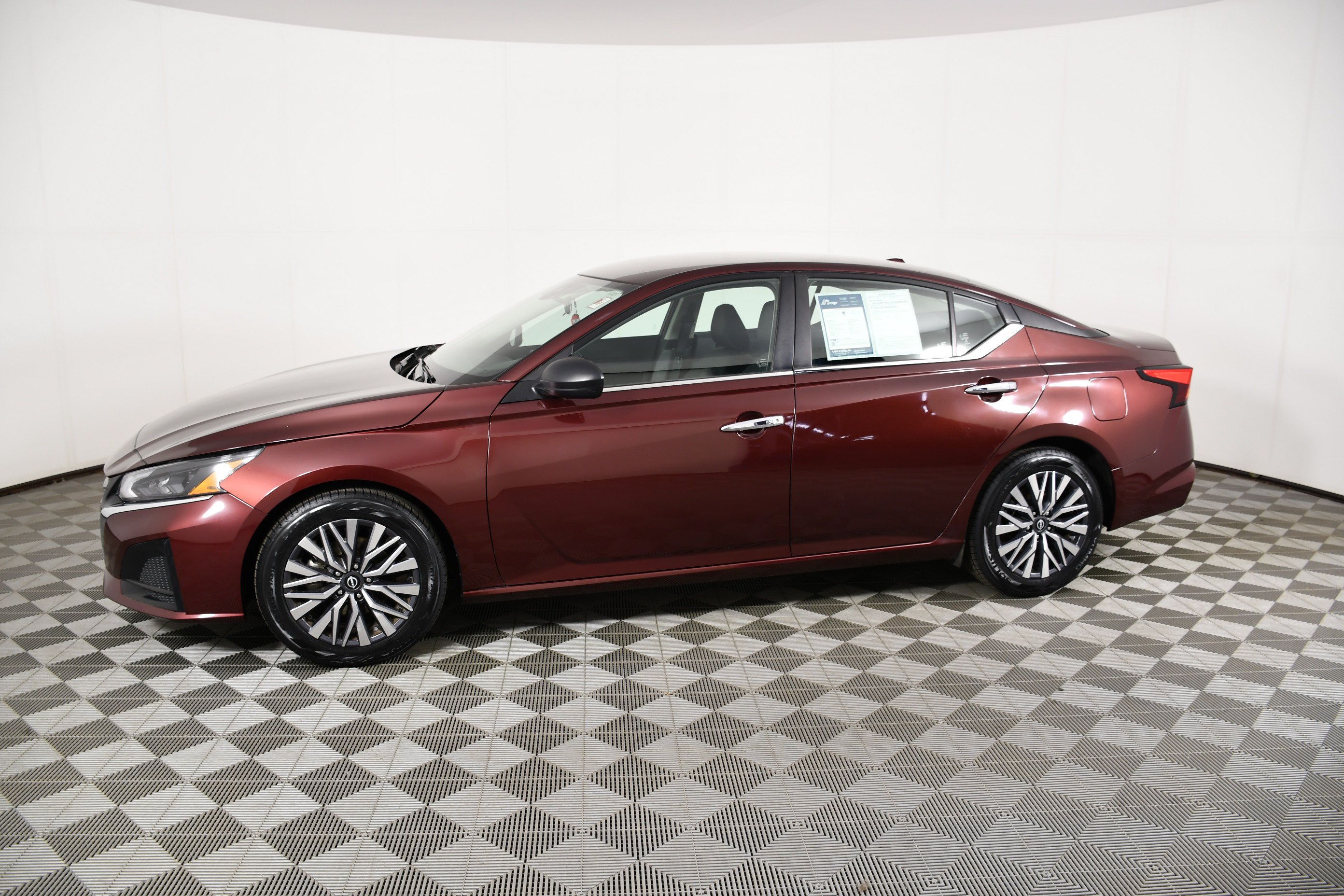 Used 2024 Nissan Altima 2.5 SV FWD image 9