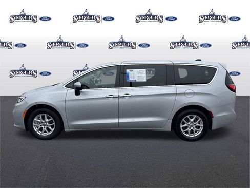 Used 2023 Chrysler Pacifica Touring-L image 8