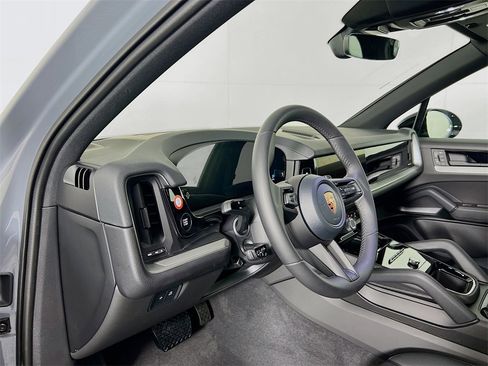 New 2026 Porsche Cayenne Base image 4