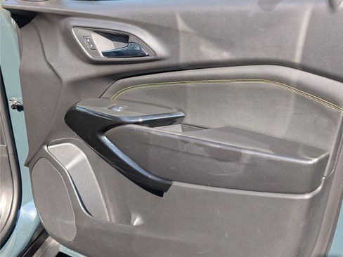 Used 2025 Chevrolet Trax LT FWD image 37