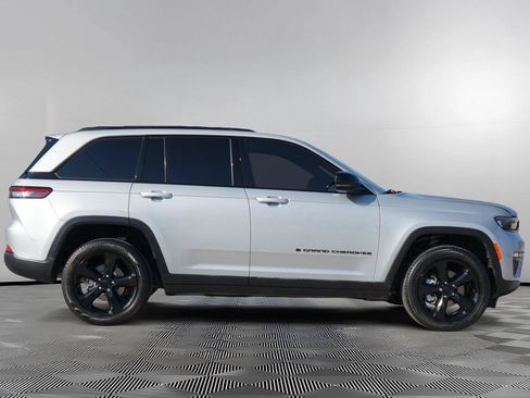 Used 2024 Jeep Grand Cherokee Limited w/ Black Appearance Package AWD/4WD image 4