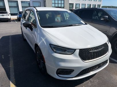 Used 2024 Chrysler Pacifica Touring-L w/ Road Tripper Package