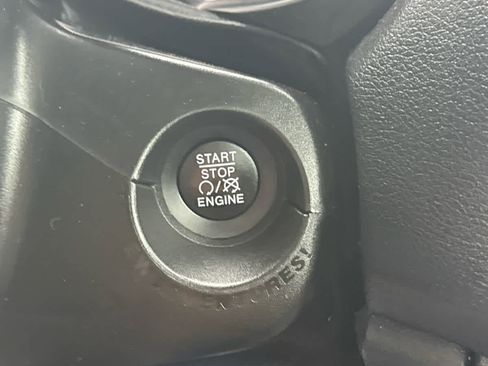 Used 2019 Jeep Renegade Latitude w/ Cold Weather Group image 20