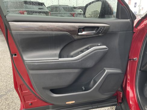 Used 2024 Toyota Highlander Platinum image 13