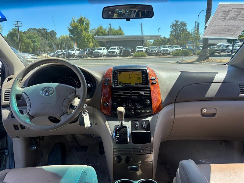 Used 2010 Toyota Sienna XLE FWD image 12
