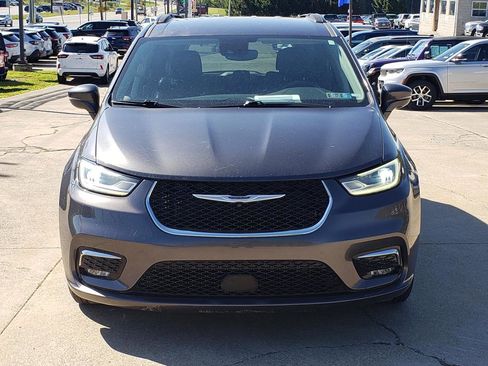 Used 2022 Chrysler Pacifica Touring-L FWD image 8