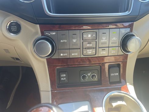 Used 2013 Toyota Highlander Limited AWD/4WD image 30