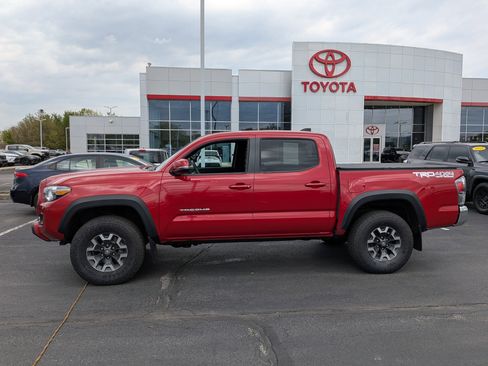 Certified 2023 Toyota Tacoma TRD Off-Road AWD/4WD image 5