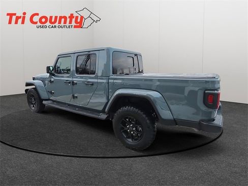 Used 2025 Jeep Gladiator Sport image 6
