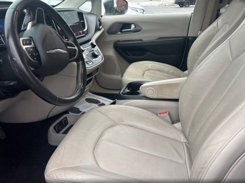 Used 2021 Chrysler Pacifica Touring-L image 11