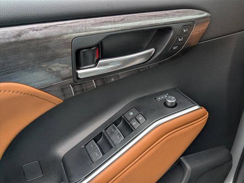 New 2025 Toyota Highlander Platinum image 17