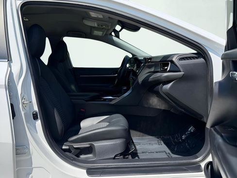 Used 2019 Toyota Camry SE FWD image 31