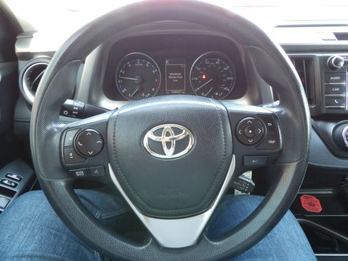 Used 2017 Toyota RAV4 LE FWD image 18