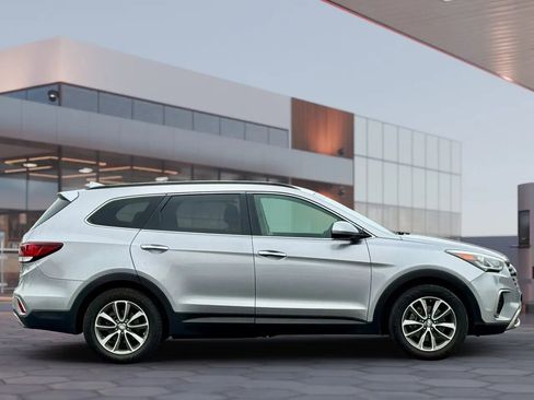 Used 2017 Hyundai Santa Fe SE image 11