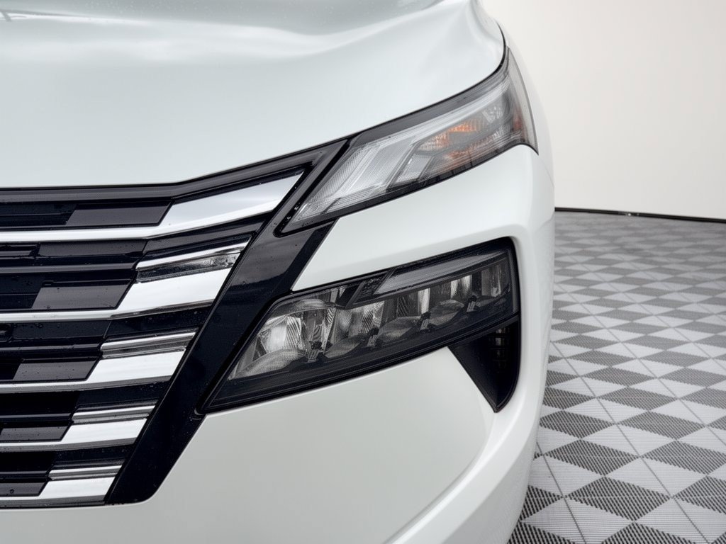 Used 2025 Nissan Rogue SV AWD/4WD image 16