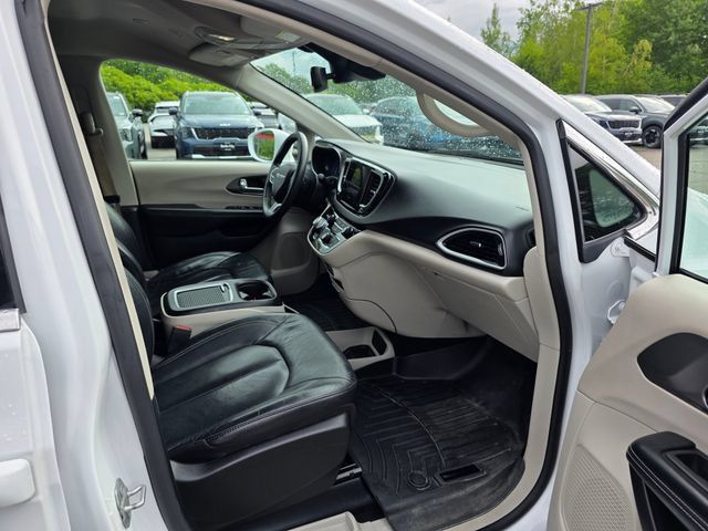 Used 2022 Chrysler Pacifica Touring-L FWD image 12