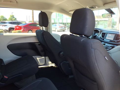 Used 2022 Chrysler Voyager LX image 13
