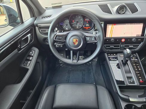 Certified 2025 Porsche Macan image 14