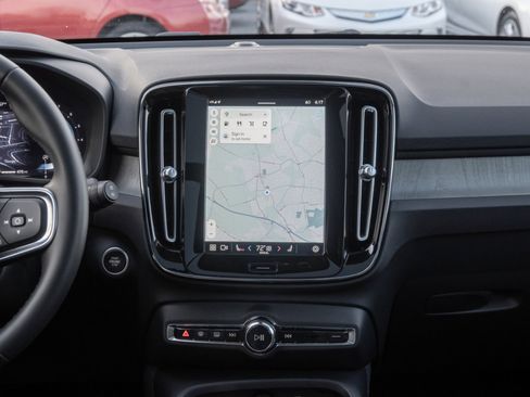 Used 2023 Volvo XC40 B5 Plus image 28