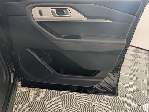 Used 2025 Ford Explorer Active image 38