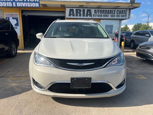 Used 2020 Chrysler Pacifica Touring-L Plus FWD image 2