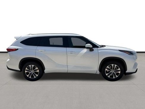 Used 2021 Toyota Highlander XLE FWD image 4