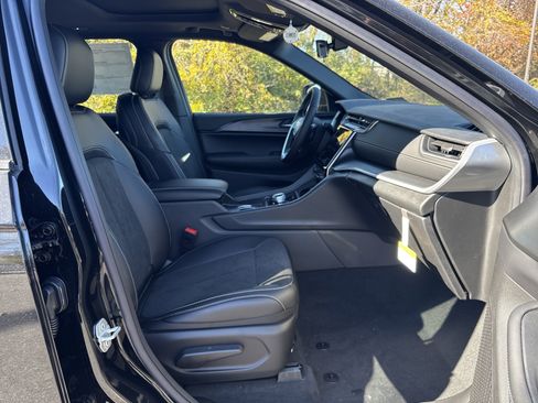 New 2025 Jeep Grand Cherokee Altitude image 9