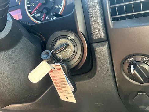 Used 2010 Nissan Titan SE w/ SE Value Truck Pkg image 12