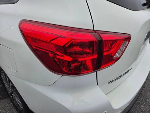 Used 2018 Nissan Pathfinder SV AWD/4WD image 17