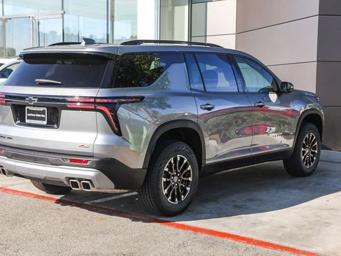 Used 2025 Chevrolet Traverse Z71 image 7