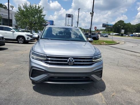 Used 2023 Volkswagen Tiguan SE w/ Panoramic Sunroof Package FWD image 2