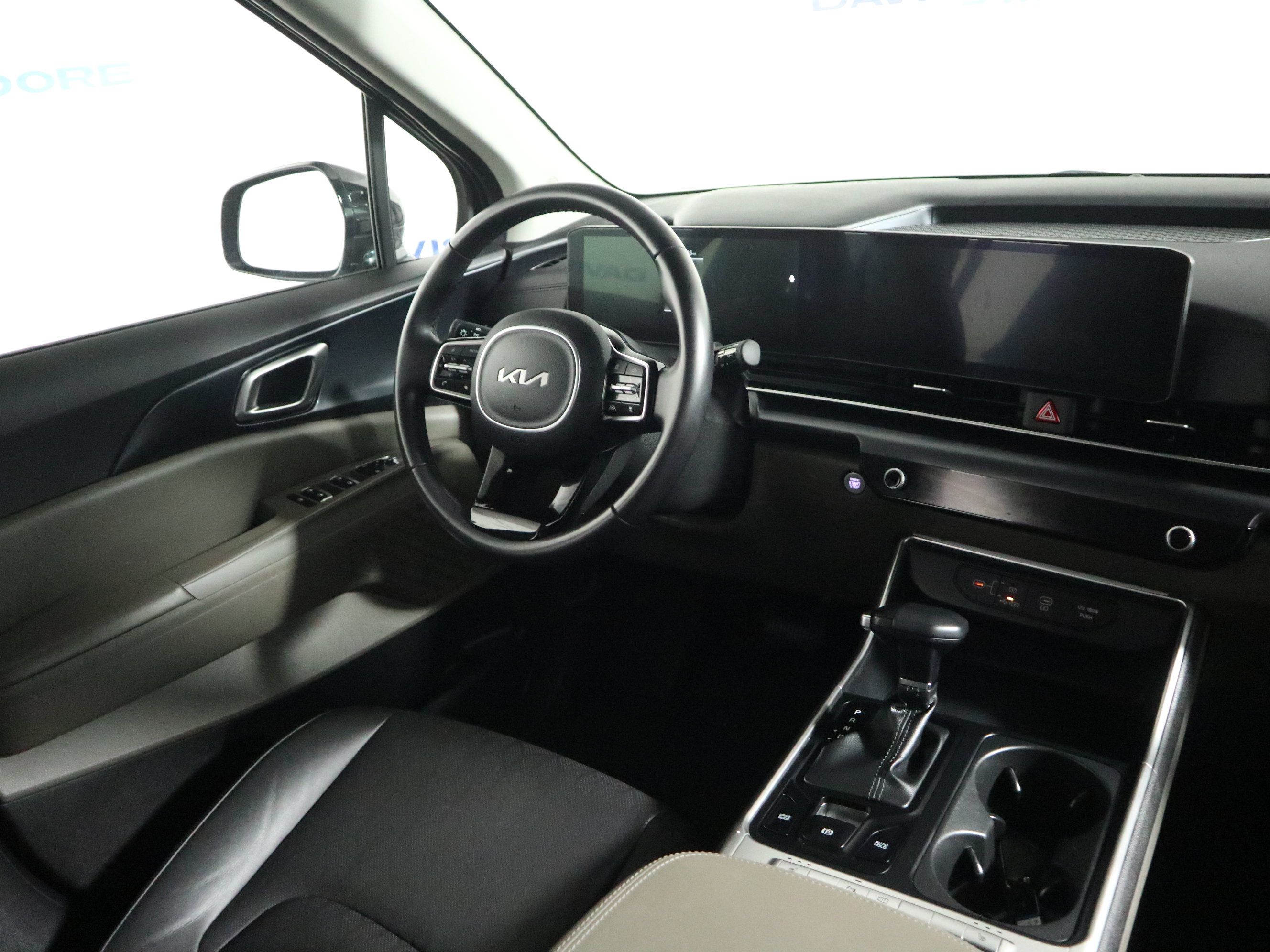 Used 2025 Kia Carnival FWD image 15