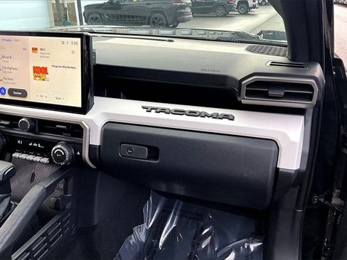 Used 2024 Toyota Tacoma TRD Off-Road image 17